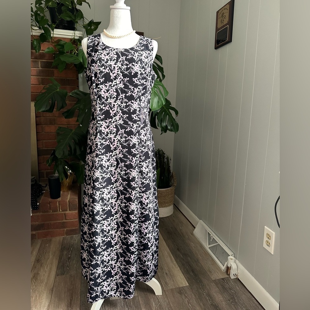 🛍️ Danny & Nicole black with purple floral dress excellent condition.